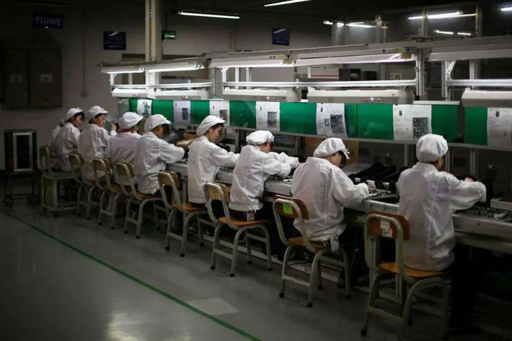 現(xiàn)代電信業(yè)的發(fā)展，使得我們的一切通訊手段都與電磁波相關(guān)